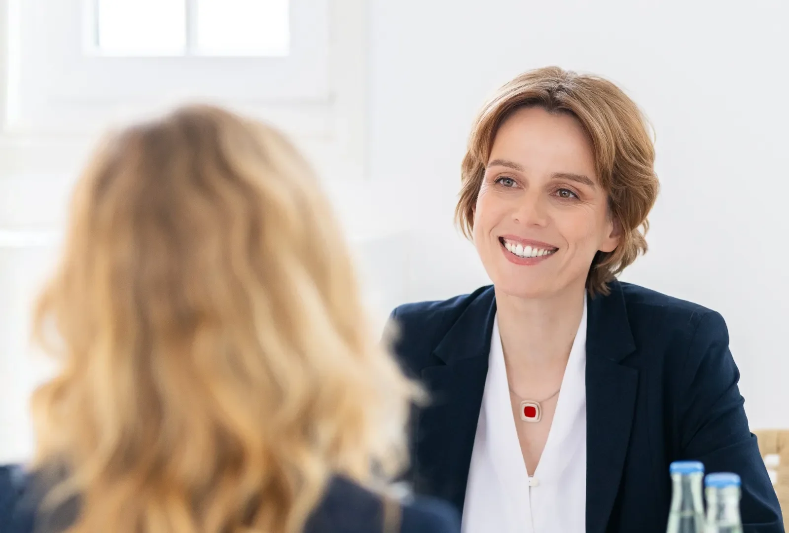 Mentoring-Gespräch zwischen Anwältin und Klientin – Coaching für innere Sicherheit im Berufsalltag