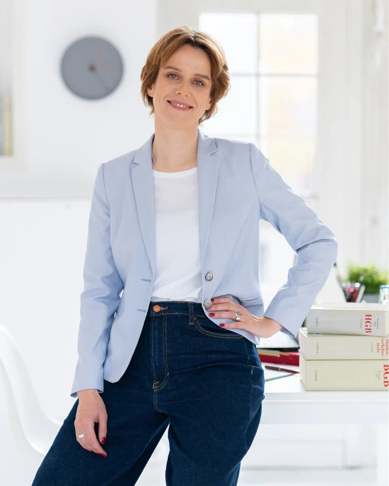 Dr. Julia Jonas – Anwältin und Coach für Anwältinnen, Portrait in ihrer Kanzlei